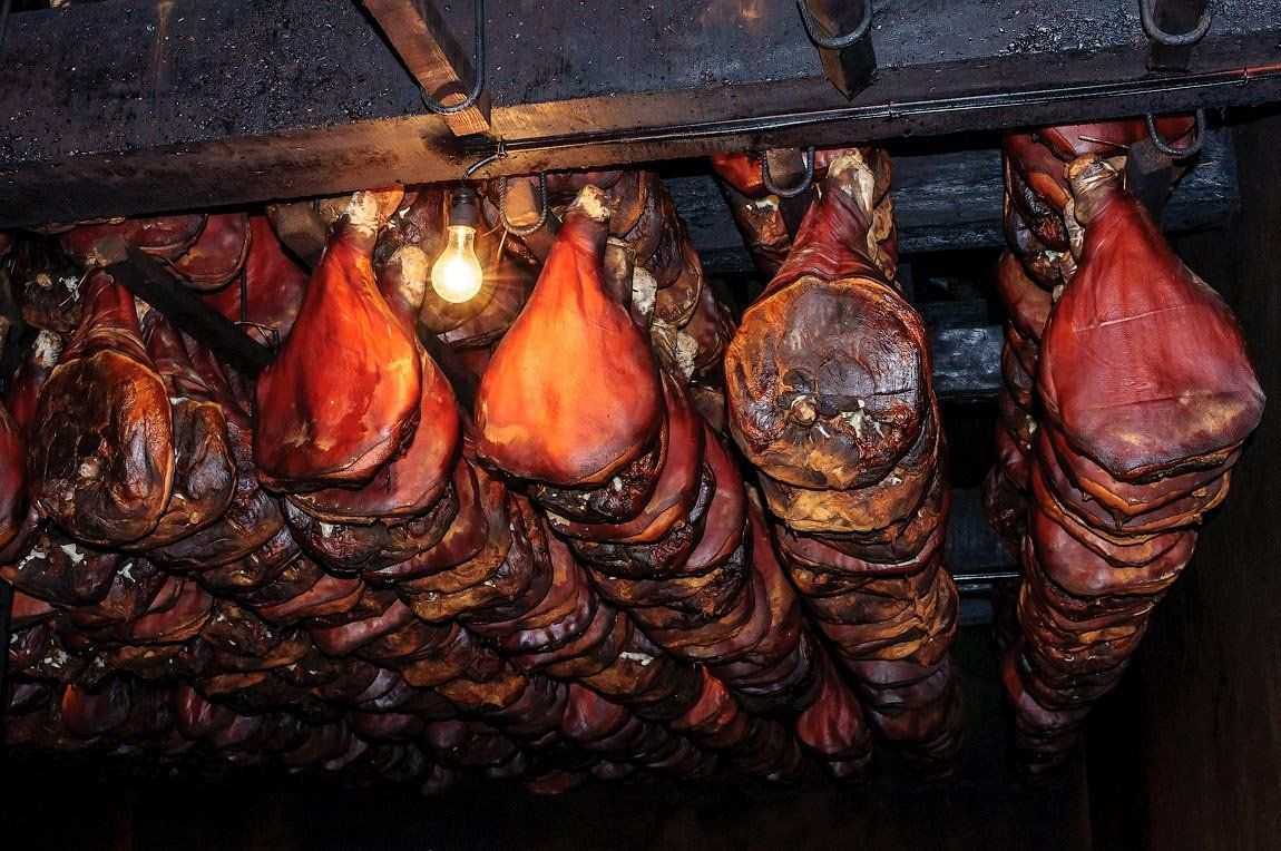 Еда в Черногории - пршут, свинной окорок