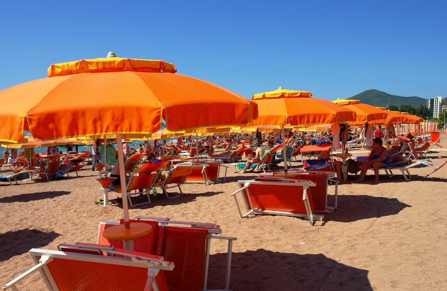 Черногория в августе на пляже